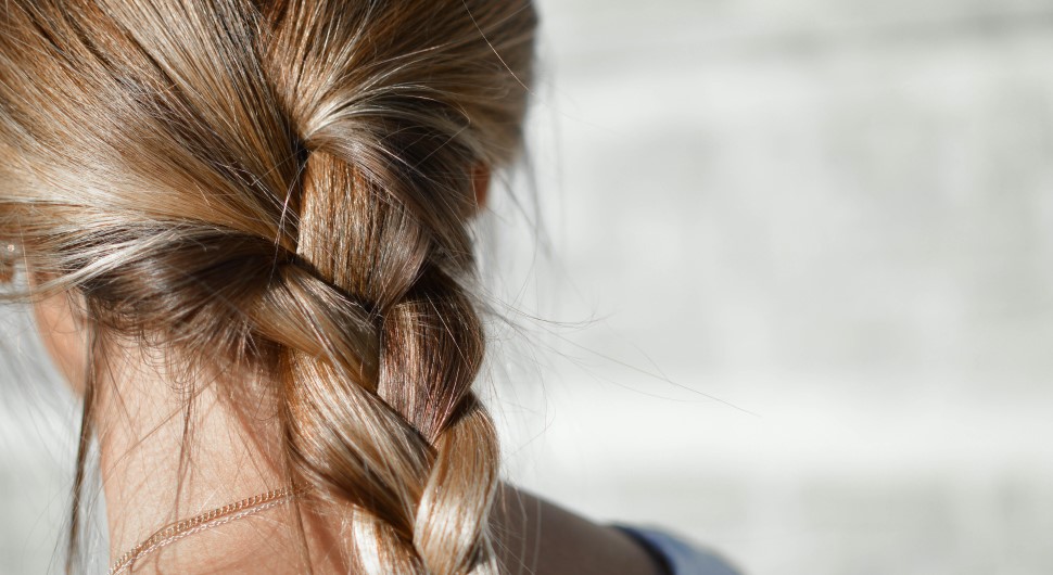 Простые шаги, чтобы ваши волосы оставались сияющими и эластичными